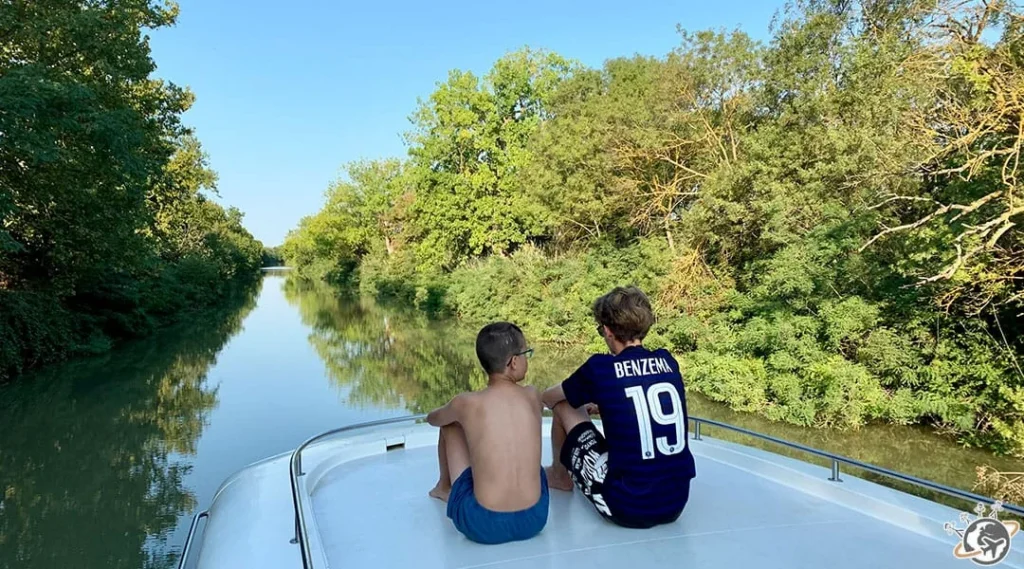 Deux garçons sur un catamaran se promènent sur le lac